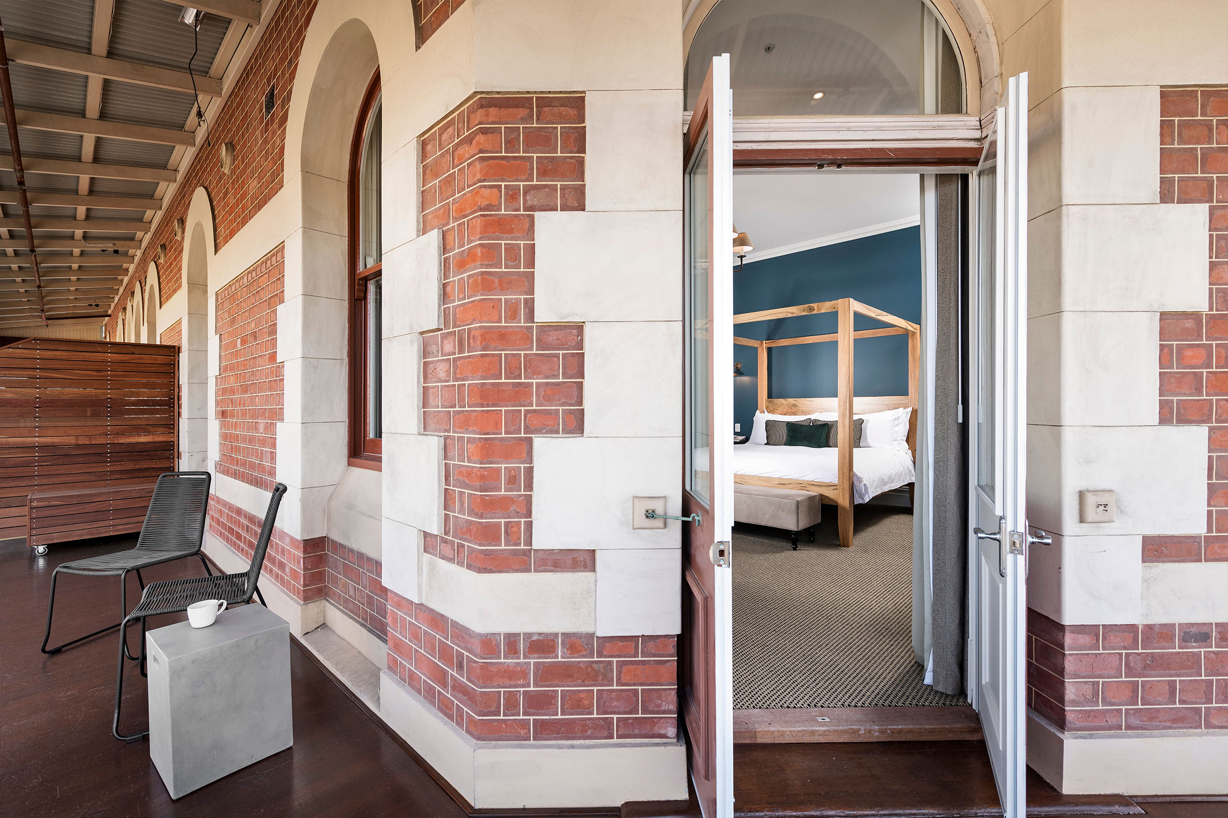 corner-deluxe-balcony-balcony