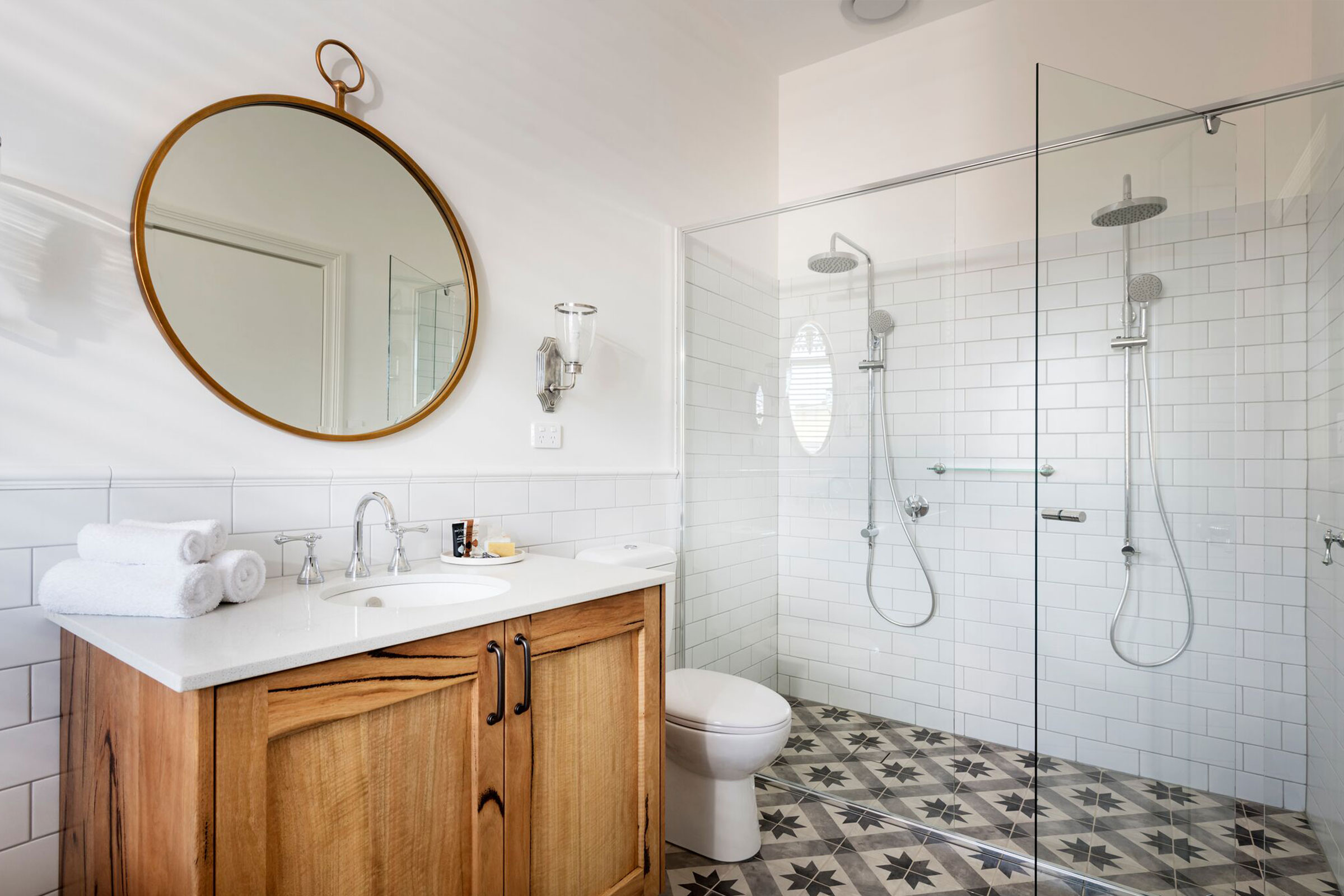 corner-deluxe-balcony-bath-02