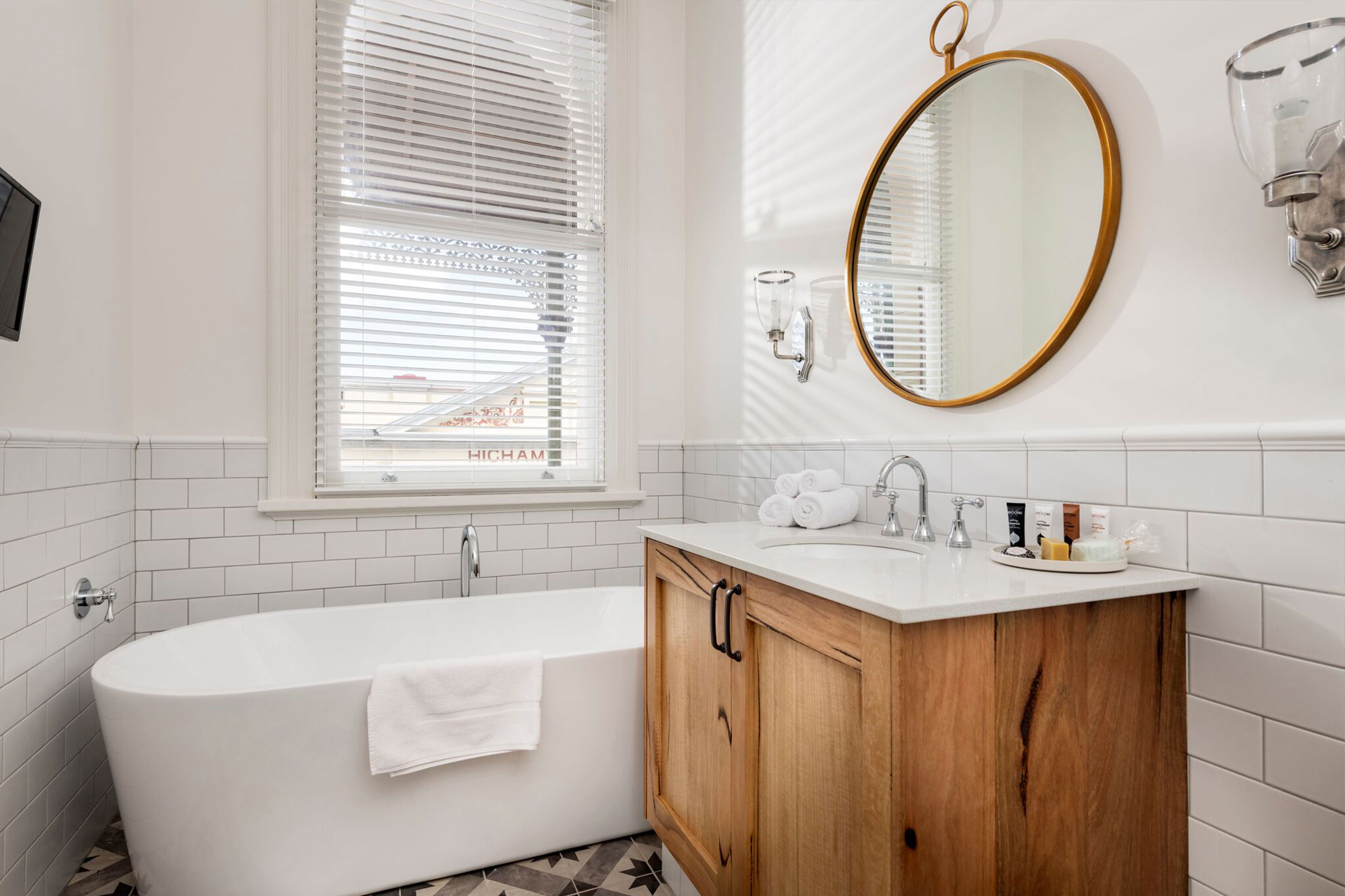 corner-deluxe-balcony-bath