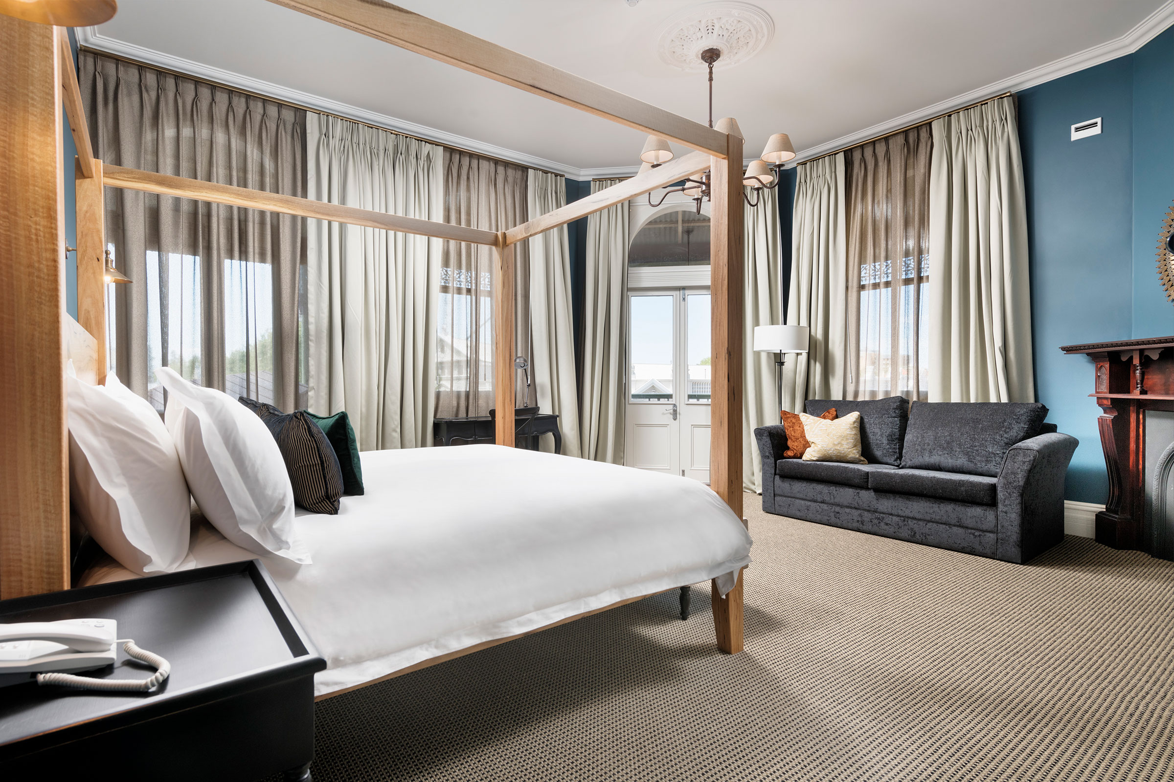 corner-deluxe-balcony-br01