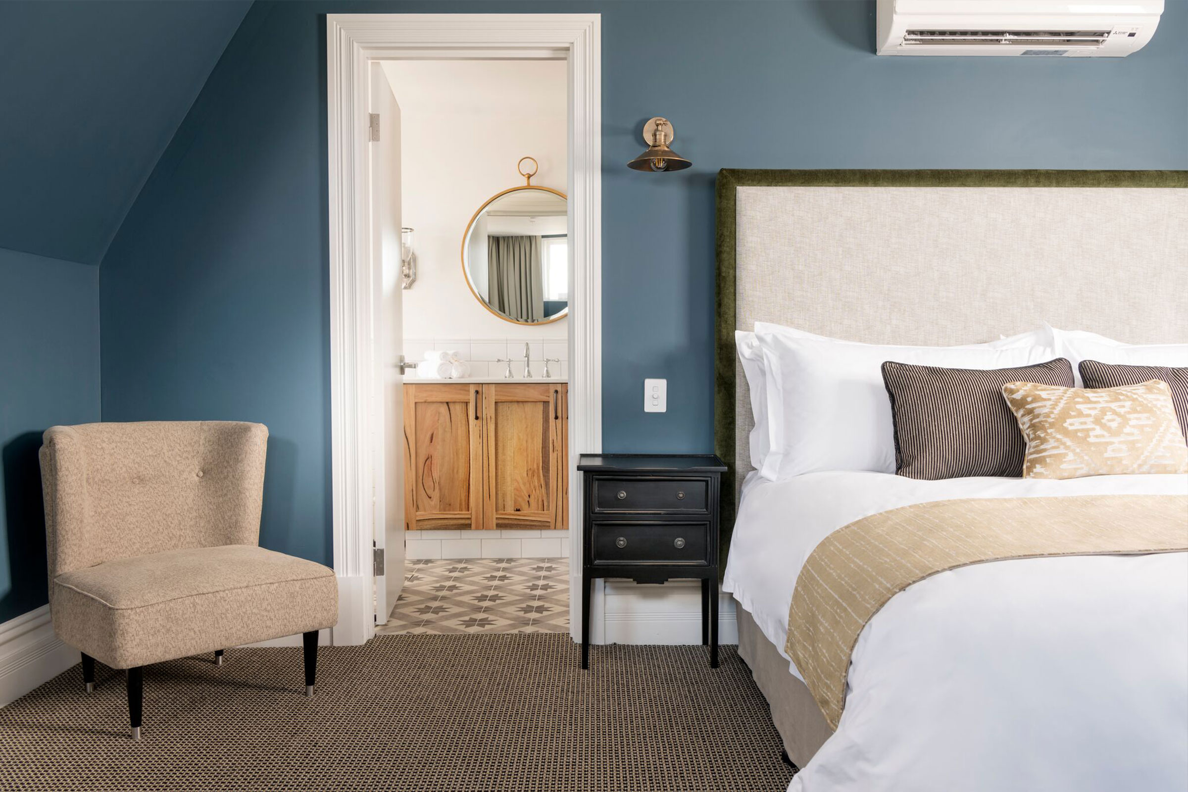 corner-deluxe-king-suite-01